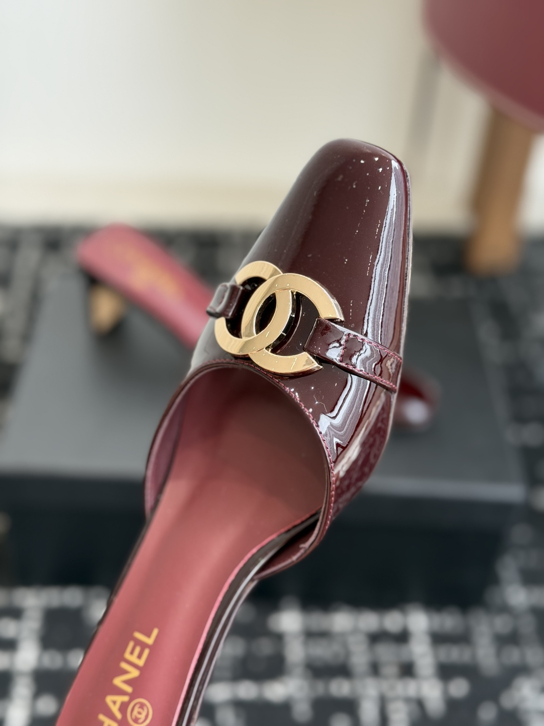 代购级Chanel26ss夏季新款方头漆皮凉鞋自带复古活力感的方头漆皮凉鞋，利落的方头剪裁搭配亮面漆皮鞋