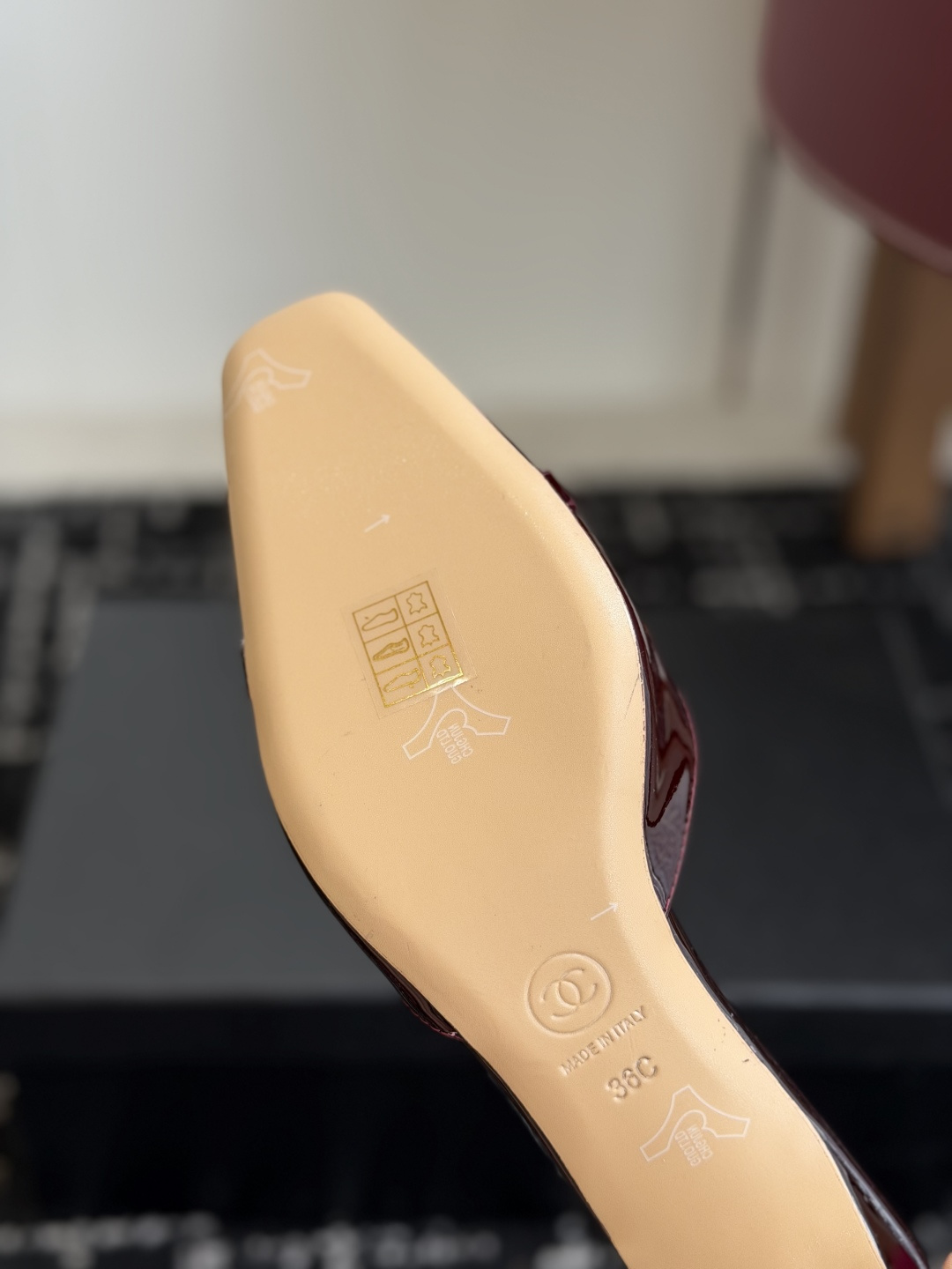 代购级Chanel26ss夏季新款方头漆皮凉鞋自带复古活力感的方头漆皮凉鞋，利落的方头剪裁搭配亮面漆皮鞋
