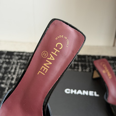 代购级Chanel26ss夏季新款方头漆皮凉鞋自带复古活力感的方头漆皮凉鞋,利落的方头剪裁搭配亮面漆皮鞋 代购级Chanel26ss夏季新款方头漆皮凉鞋自带复古活力感的方头漆皮凉鞋,利落的方头剪裁搭配亮面漆皮鞋