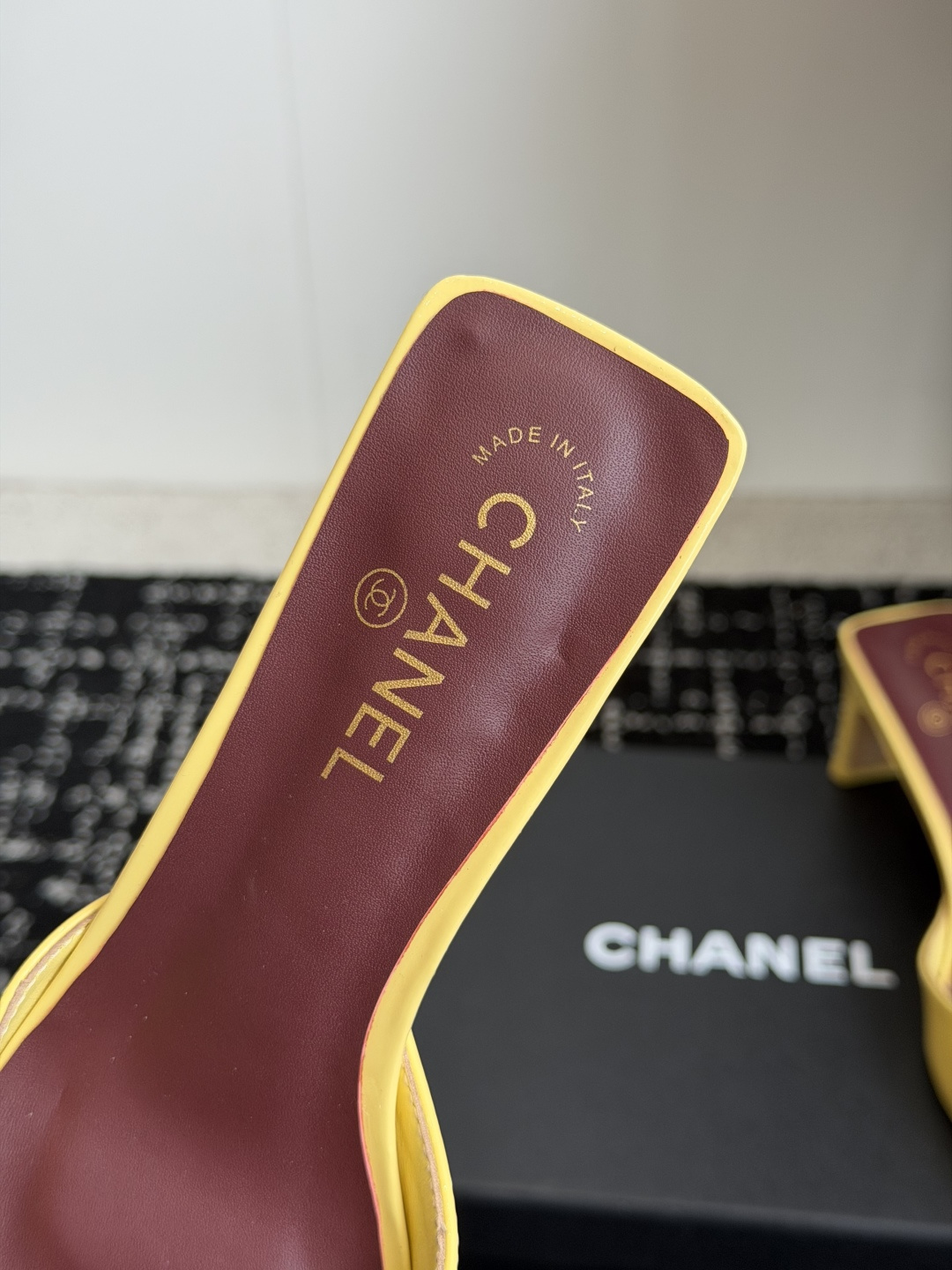 代购级Chanel26ss夏季新款方头漆皮凉鞋自带复古活力感的方头漆皮凉鞋，利落的方头剪裁搭配亮面漆皮鞋