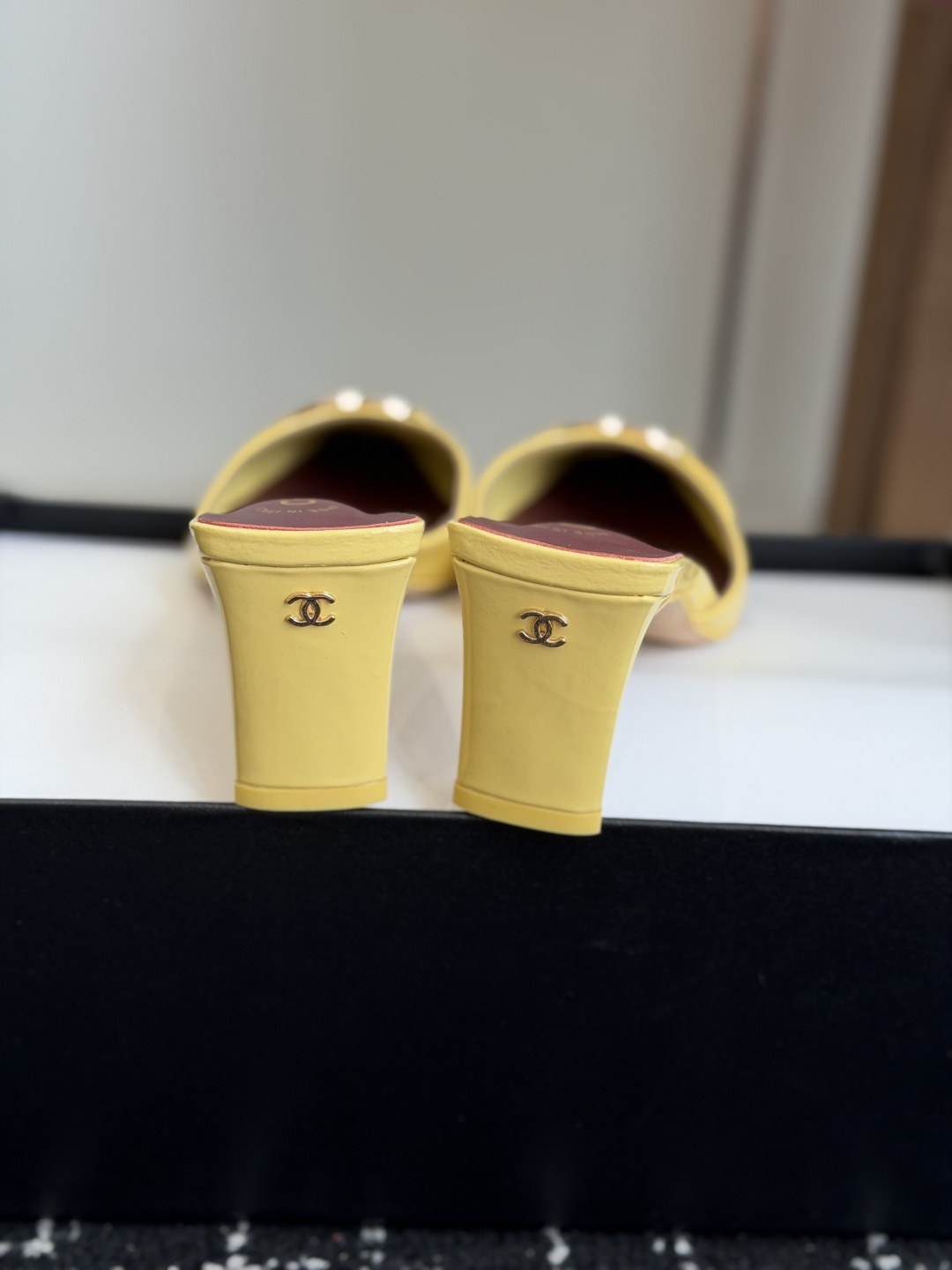 代购级Chanel26ss夏季新款方头漆皮凉鞋自带复古活力感的方头漆皮凉鞋，利落的方头剪裁搭配亮面漆皮鞋
