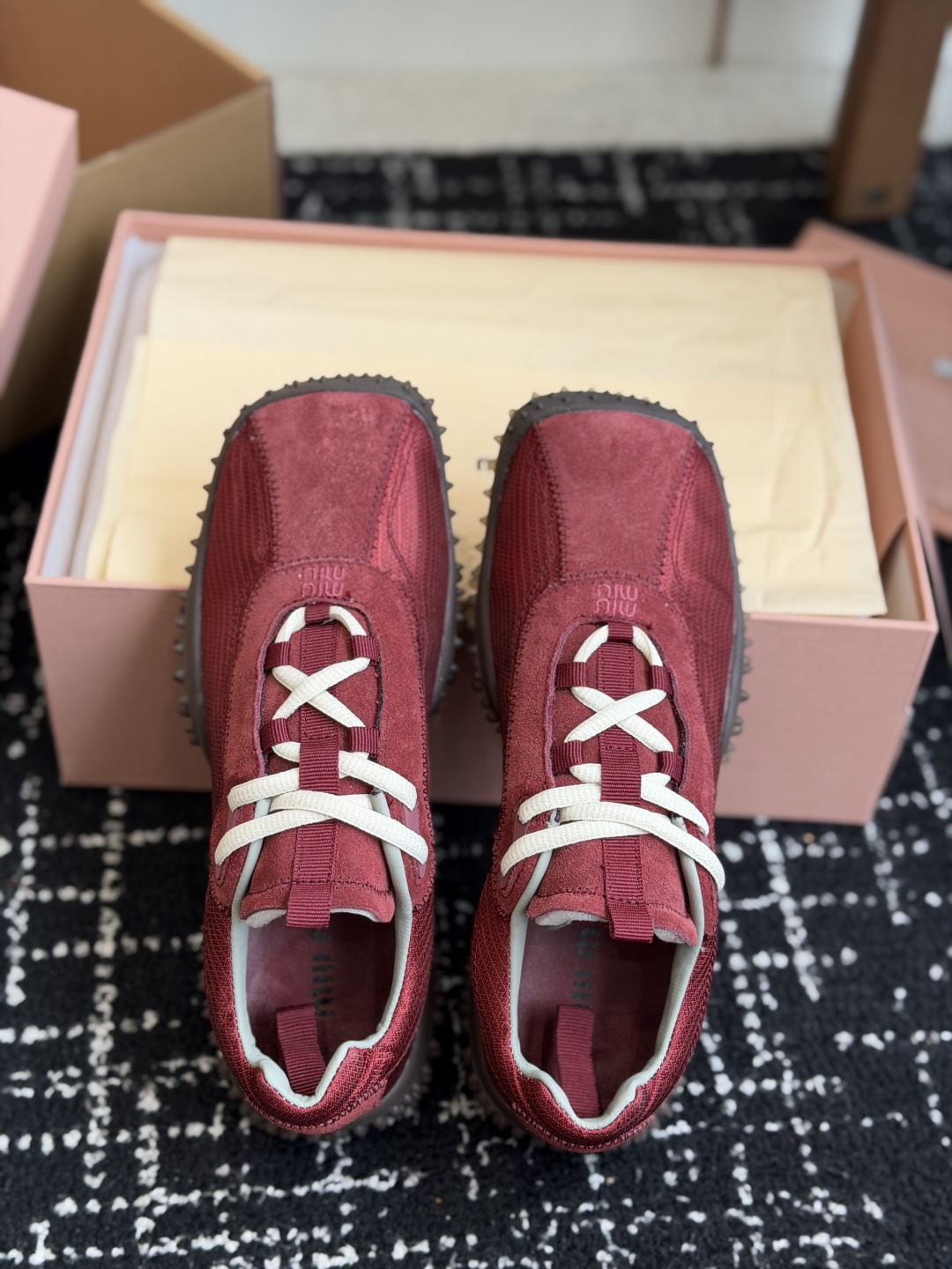 代购级Miu Miu26ss夏季新款拼接德训运动鞋自带复古松弛休闲氛围感的拼接德训，利落简约的低帮鞋型，
