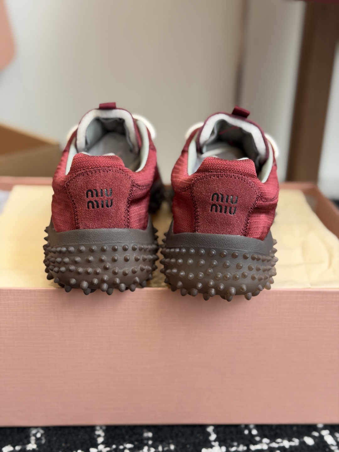 代购级Miu Miu26ss夏季新款拼接德训运动鞋自带复古松弛休闲氛围感的拼接德训，利落简约的低帮鞋型，