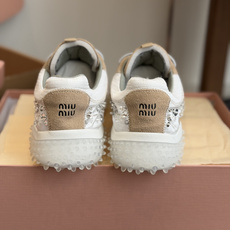代购级Miu Miu26ss夏季新款水钻亮片德训运动鞋自带精致甜奢复古氛围感的水钻亮片德训休闲鞋,侧边点 代购级Miu Miu26ss夏季新款水钻亮片德训运动鞋自带精致甜奢复古氛围感的水钻亮片德训休闲鞋,侧边点