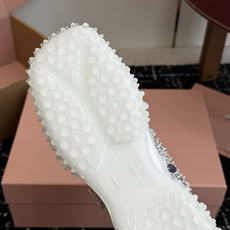代购级Miu Miu26ss夏季新款水钻亮片德训运动鞋自带精致甜奢复古氛围感的水钻亮片德训休闲鞋,侧边点 代购级Miu Miu26ss夏季新款水钻亮片德训运动鞋自带精致甜奢复古氛围感的水钻亮片德训休闲鞋,侧边点