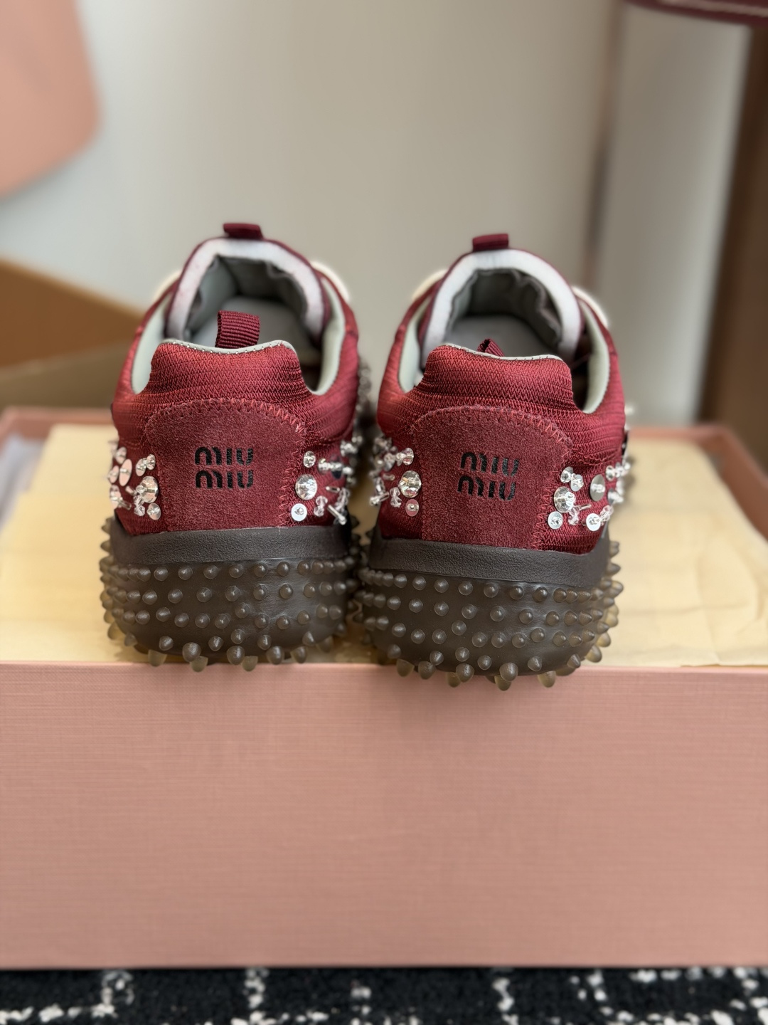 代购级Miu Miu26ss夏季新款水钻亮片德训运动鞋自带精致甜奢复古氛围感的水钻亮片德训休闲鞋，侧边点
