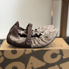 东莞代购级COACH 蔻驰经典玛丽珍休闲款这款是COACH推出的Soft Sneaker经典德训风,属于 东莞代购级COACH 蔻驰经典玛丽珍休闲款这款是COACH推出的Soft Sneaker经典德训风,属于