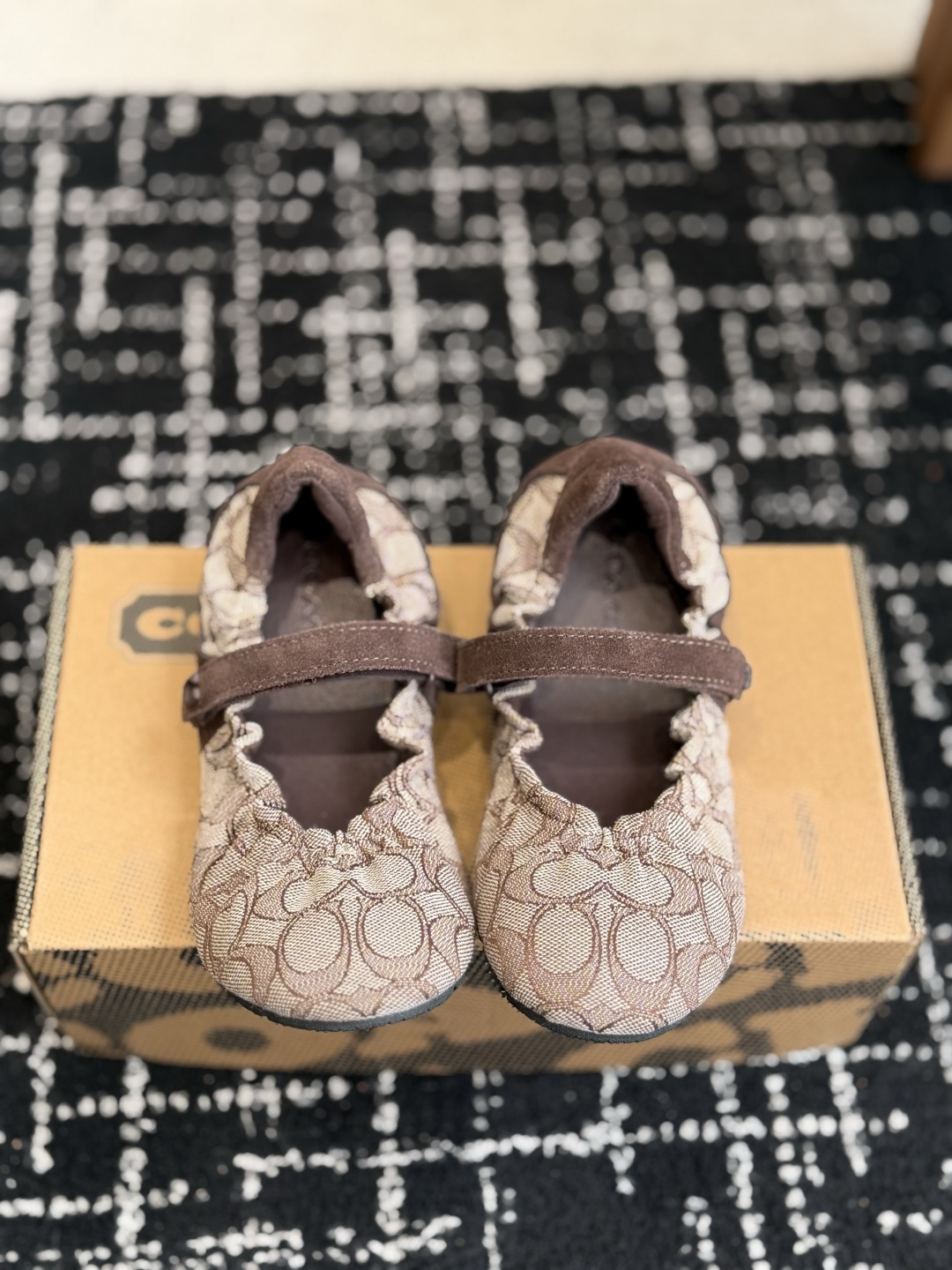 东莞代购级COACH 蔻驰经典玛丽珍休闲款这款是COACH推出的Soft Sneaker经典德训风，属于