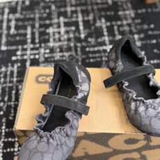 东莞代购级COACH 蔻驰经典玛丽珍休闲款这款是COACH推出的Soft Sneaker经典德训风,属于 东莞代购级COACH 蔻驰经典玛丽珍休闲款这款是COACH推出的Soft Sneaker经典德训风,属于