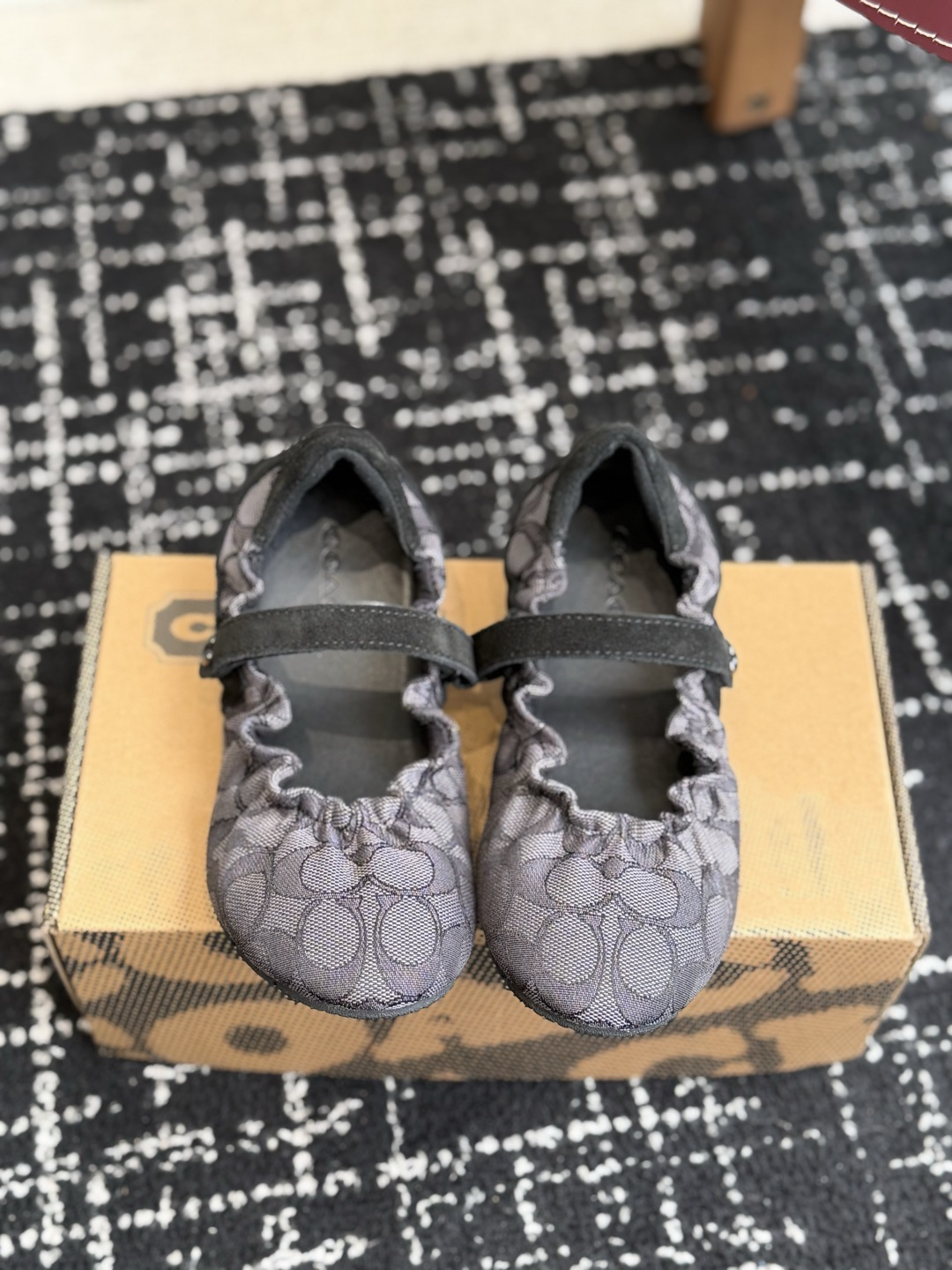 东莞代购级COACH 蔻驰经典玛丽珍休闲款这款是COACH推出的Soft Sneaker经典德训风，属于