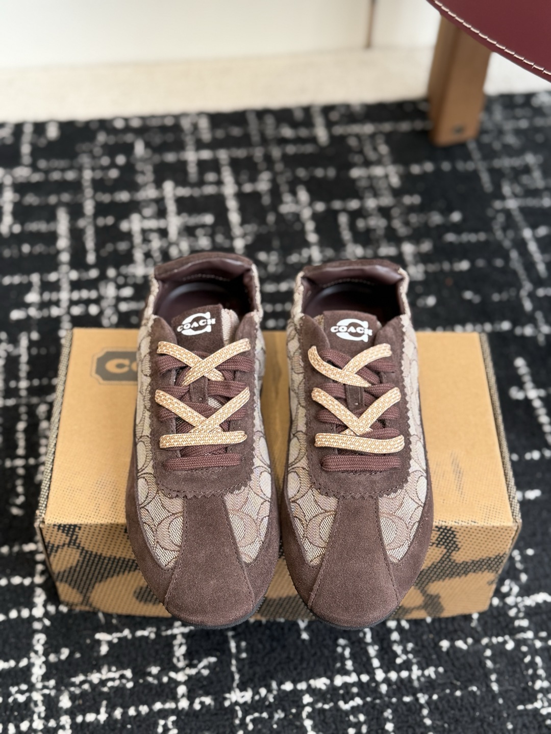东莞代购级COACH 蔻驰经典SOFT情侣款休闲运动鞋这款是COACH推出的Soft Sneaker经典