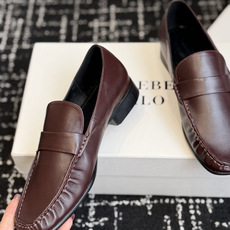代购级PHOEBE PHILO 25ss独家发售 方头 单鞋整体羊反绒 的质感简直不要太爱!不同于漆皮的 代购级PHOEBE PHILO 25ss独家发售 方头 单鞋整体羊反绒 的质感简直不要太爱!不同于漆皮的