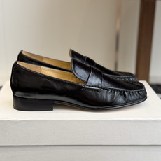 代购级PHOEBE PHILO 25ss独家发售 方头 单鞋整体羊反绒 的质感简直不要太爱!不同于漆皮的 代购级PHOEBE PHILO 25ss独家发售 方头 单鞋整体羊反绒 的质感简直不要太爱!不同于漆皮的