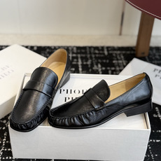 代购级PHOEBE PHILO 25ss独家发售 方头 单鞋整体羊反绒 的质感简直不要太爱!不同于漆皮的 代购级PHOEBE PHILO 25ss独家发售 方头 单鞋整体羊反绒 的质感简直不要太爱!不同于漆皮的