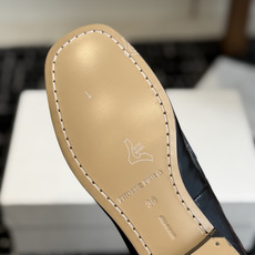 代购级PHOEBE PHILO 25ss独家发售 方头 单鞋整体羊反绒 的质感简直不要太爱!不同于漆皮的 代购级PHOEBE PHILO 25ss独家发售 方头 单鞋整体羊反绒 的质感简直不要太爱!不同于漆皮的