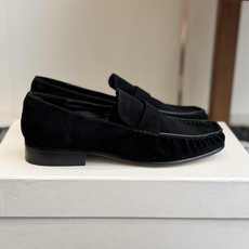 代购级PHOEBE PHILO 25ss独家发售 方头 单鞋整体羊反绒 的质感简直不要太爱!不同于漆皮的 代购级PHOEBE PHILO 25ss独家发售 方头 单鞋整体羊反绒 的质感简直不要太爱!不同于漆皮的
