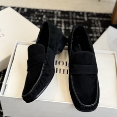 代购级PHOEBE PHILO 25ss独家发售 方头 单鞋整体羊反绒 的质感简直不要太爱!不同于漆皮的 代购级PHOEBE PHILO 25ss独家发售 方头 单鞋整体羊反绒 的质感简直不要太爱!不同于漆皮的