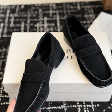 代购级PHOEBE PHILO 25ss独家发售 方头 单鞋整体羊反绒 的质感简直不要太爱!不同于漆皮的 代购级PHOEBE PHILO 25ss独家发售 方头 单鞋整体羊反绒 的质感简直不要太爱!不同于漆皮的