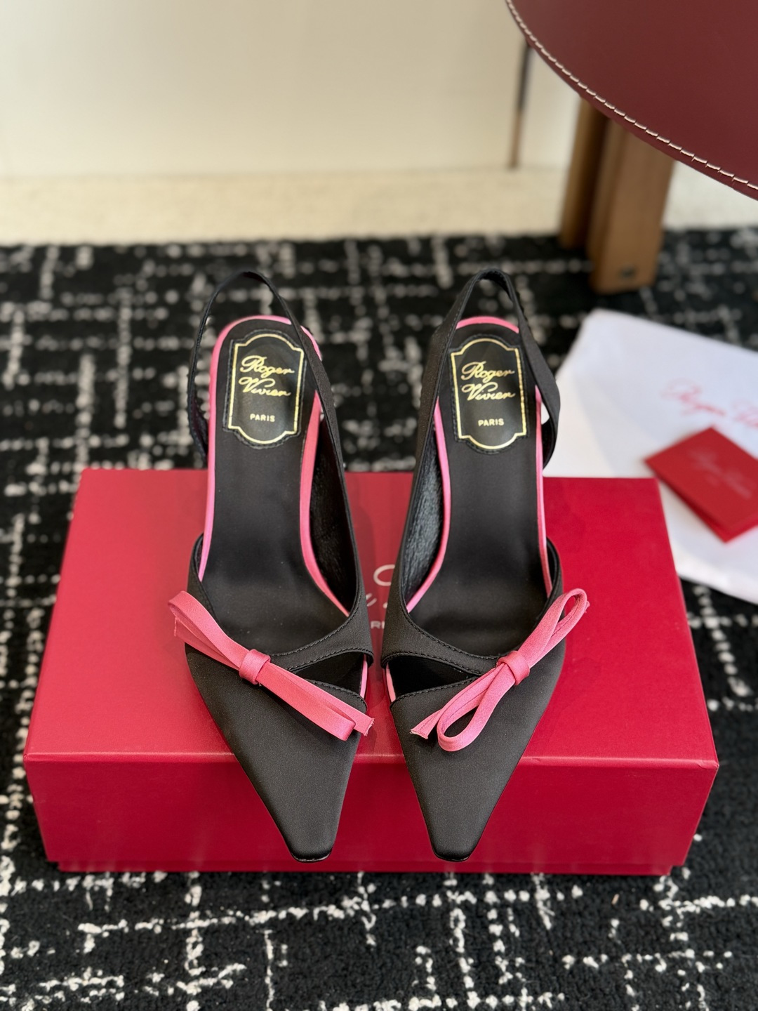 NO:906320,Purchasing agent Roger Vivier RV's latest silk sandals. Made of silk, these sandals are comfortable and elegant, delicate and ladylike, allowing you to be at ease all day long. On the shoes, a line of ribbons is spread lightly, interpreting romantic feelings and blending with modern and flexible atmosphere. It is a collection of the past to create a more stable shoe structure, showing liveliness and confidence in every step. It is elegant and comfortable. It looks particularly good on the feet!  A must for summer!  Imported silk upper, sheepskin lining, leather outsole, heel height about 10cm, Size 35-41 (40 41 custom-made, non-returnable), high heels and sandals, roger vivier, sandals, high heels, sheepskin, real silk, Leather soles19860909代购级 Roger Vivier罗杰维维亚 RV 最新款真丝凉鞋 本款凉鞋以真丝制成,舒适又优雅,精致淑女,让您从容自在一整天. 鞋履之上,一字丝带轻盈铺展,演绎浪漫情怀与,融入现代灵动气息、年代典藏之作,打造更加稳固的鞋履结构,步伐间尽显活泼与自信.优雅随行,怡然本色. 上脚特别好看！夏天必不可少！ 鞋面进口真丝 内里羊皮 大底真皮大底 跟高10cm左右 Size35-41（40 41 订做不退换）,高跟鞋凉鞋,roger vivier,sandals,high heels,sheepskin,real silk,Leather soles,Women's Shoes