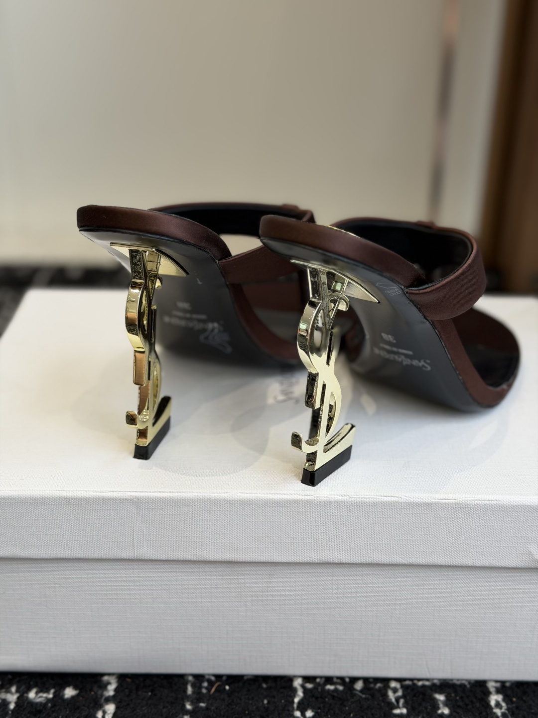 代购级Saint Laurent / YSL圣罗兰金属字母logo高跟凉鞋YSL姐姐的美丽尤物高跟鞋 又