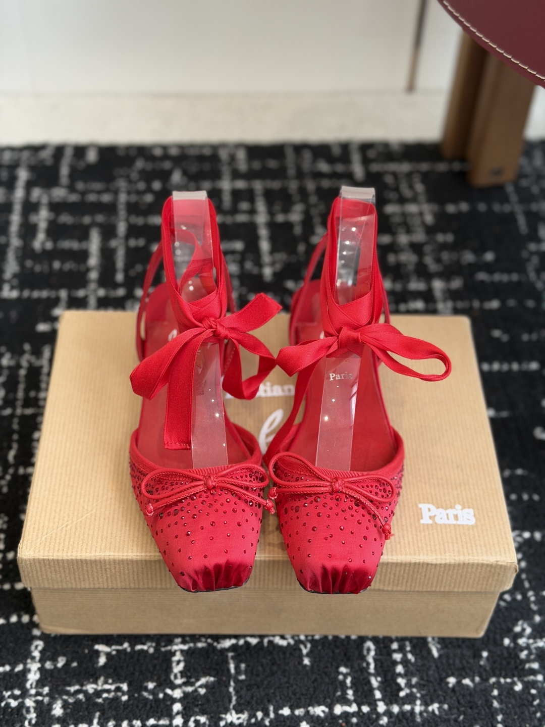 NO:906303,Purchasing agent Christian Louboutin spring and summer new fashion catwalk ballet bow high heels CL red bottom forever YYDS red bottom high heels new red bottom ballet high heels There is nothing to say, they are completely beautiful and crazy. Fatal temptation I just tried it on my feet. They are very easy to wear, very stable and very beautiful. Red bottom shoes Super comfortable high heels. Feminine shoes must have a pair of red bottom shoes. Silk upper, sheepskin lining, genuine leather outsole imported from Italy.  Size35-41 (40 41 custom-made, non-refundable), ballet shoes, christian louboutin, high heels, sheepskin, real silk, Leather soles19860909代购级 Christian Louboutin 春夏新款时装走秀芭蕾蝴蝶结高跟单鞋 CL红底永远的YYDS 红底高跟 新款红底芭蕾高跟鞋 没什么好说的 就是一整个美疯 致命的诱惑 刚刚上脚试了 非常好穿非常稳 也非常美 红底鞋 超舒适的高跟鞋 女人味鞋子必须有一双红底鞋 鞋面真丝 内里羊皮 意大利进口真皮大底  Size35-41（40 41订做不退换）,芭蕾舞鞋,christian louboutin,high heels,sheepskin,real silk,Leather soles,Women's Shoes