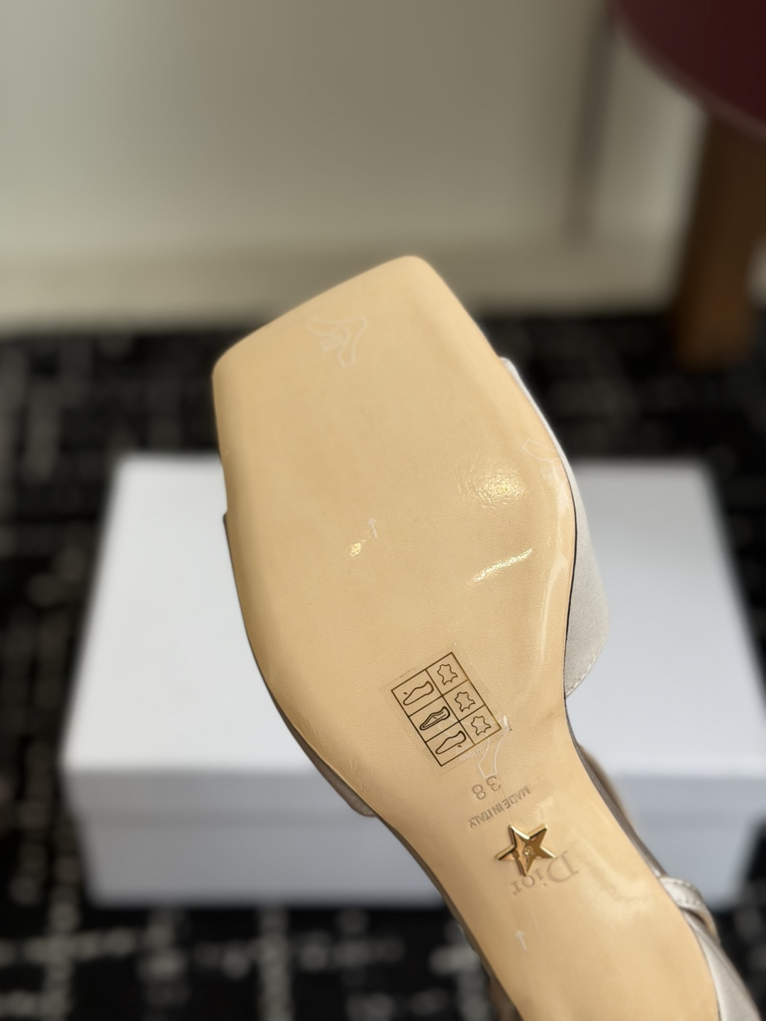 代购级Dior迪奥26ss最新走秀款 D-Bow带跟露跟凉鞋 经典CD字母扣花朵露趾鱼嘴凉鞋玫瑰花真丝缎