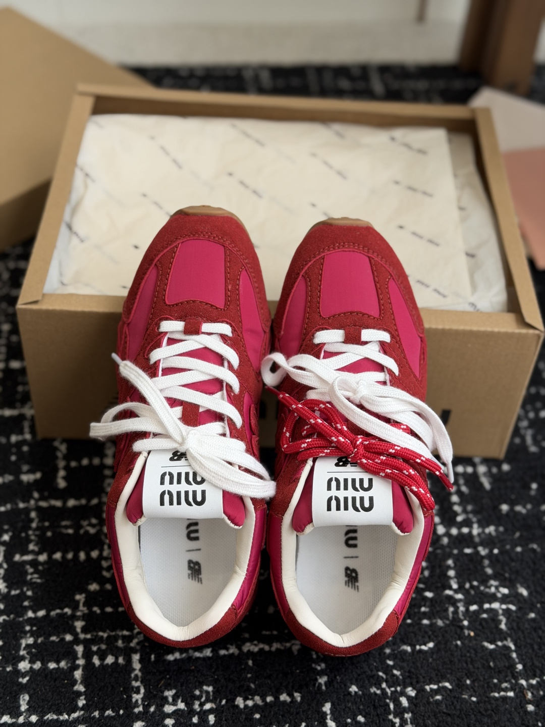 代购级miu X New Balanc*e 联名走秀款 超级无敌大热门[得意]无论你如何穿搭请都不要放过