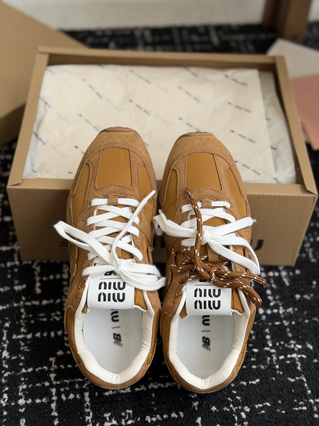 代购级miu X New Balanc*e 联名走秀款 超级无敌大热门[得意]无论你如何穿搭请都不要放过