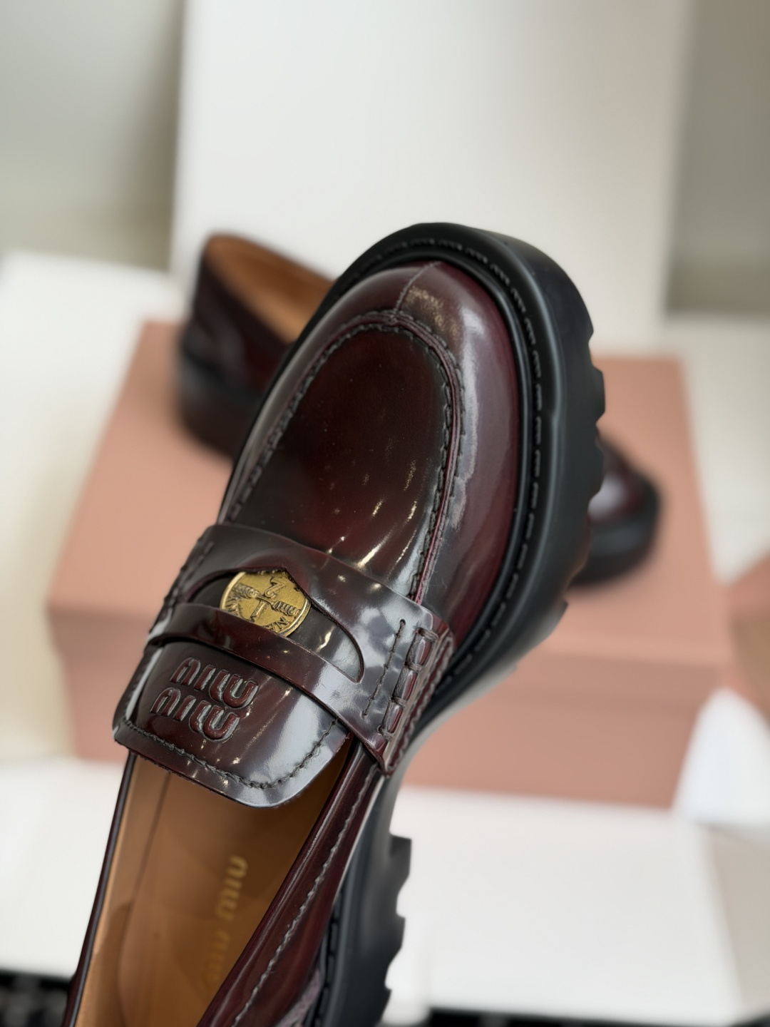 东莞代购级Miu Miu 26ss 一脚蹬 金币 乐福鞋  为你打造纤细大长腿!高级感十足，鞋面中间嵌入