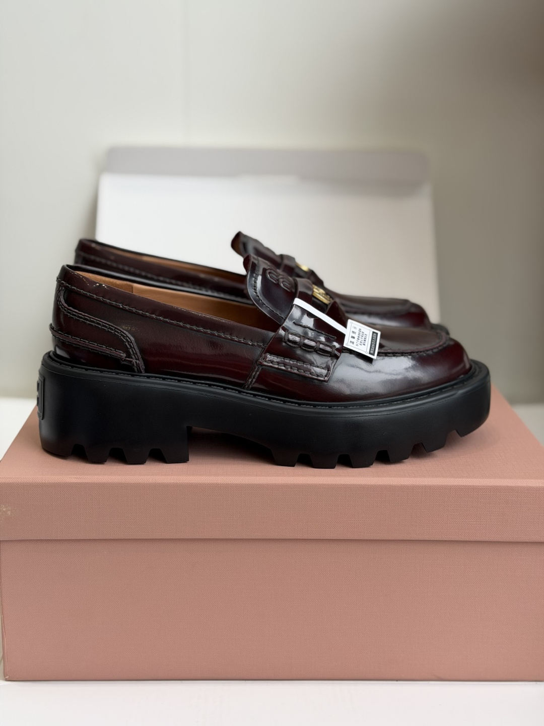 东莞代购级Miu Miu 26ss 一脚蹬 金币 乐福鞋  为你打造纤细大长腿!高级感十足，鞋面中间嵌入