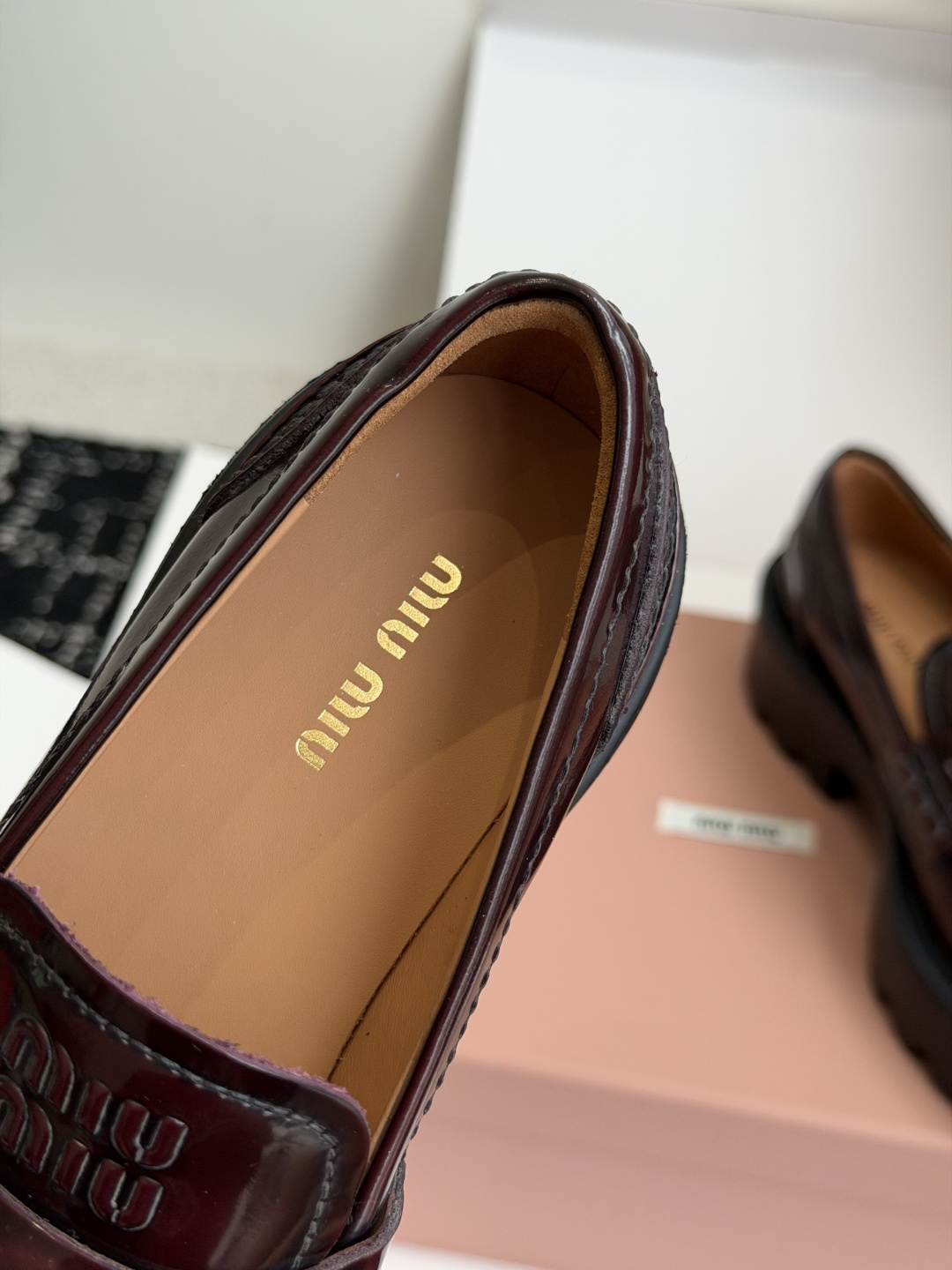 东莞代购级Miu Miu 26ss 一脚蹬 金币 乐福鞋  为你打造纤细大长腿!高级感十足，鞋面中间嵌入