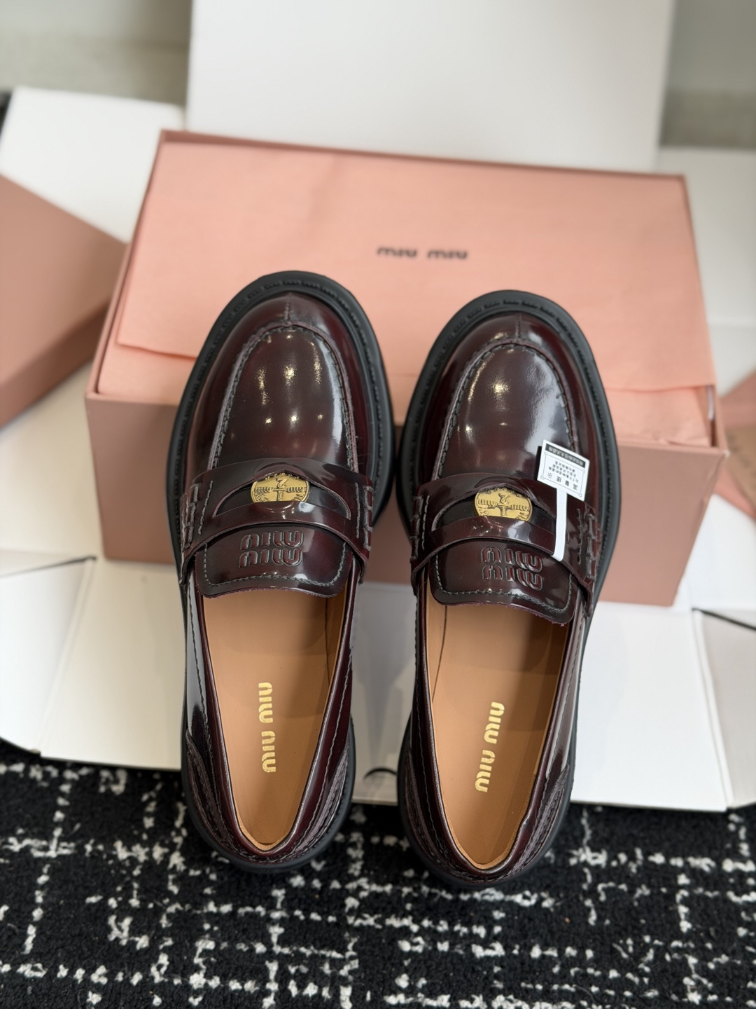 东莞代购级Miu Miu 26ss 一脚蹬 金币 乐福鞋  为你打造纤细大长腿!高级感十足，鞋面中间嵌入
