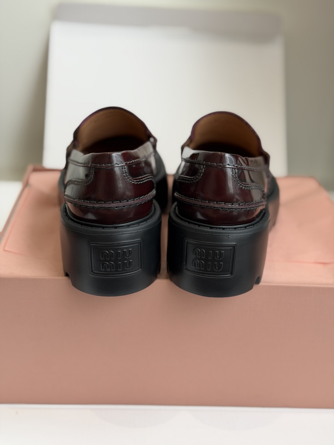 东莞代购级Miu Miu 26ss 一脚蹬 金币 乐福鞋  为你打造纤细大长腿!高级感十足，鞋面中间嵌入