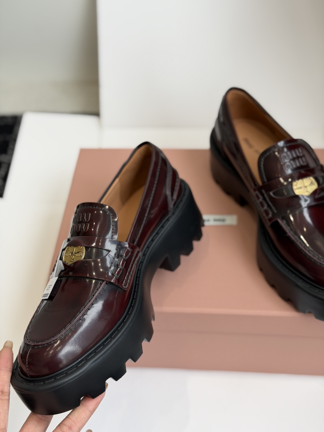 东莞代购级Miu Miu 26ss 一脚蹬 金币 乐福鞋  为你打造纤细大长腿!高级感十足，鞋面中间嵌入