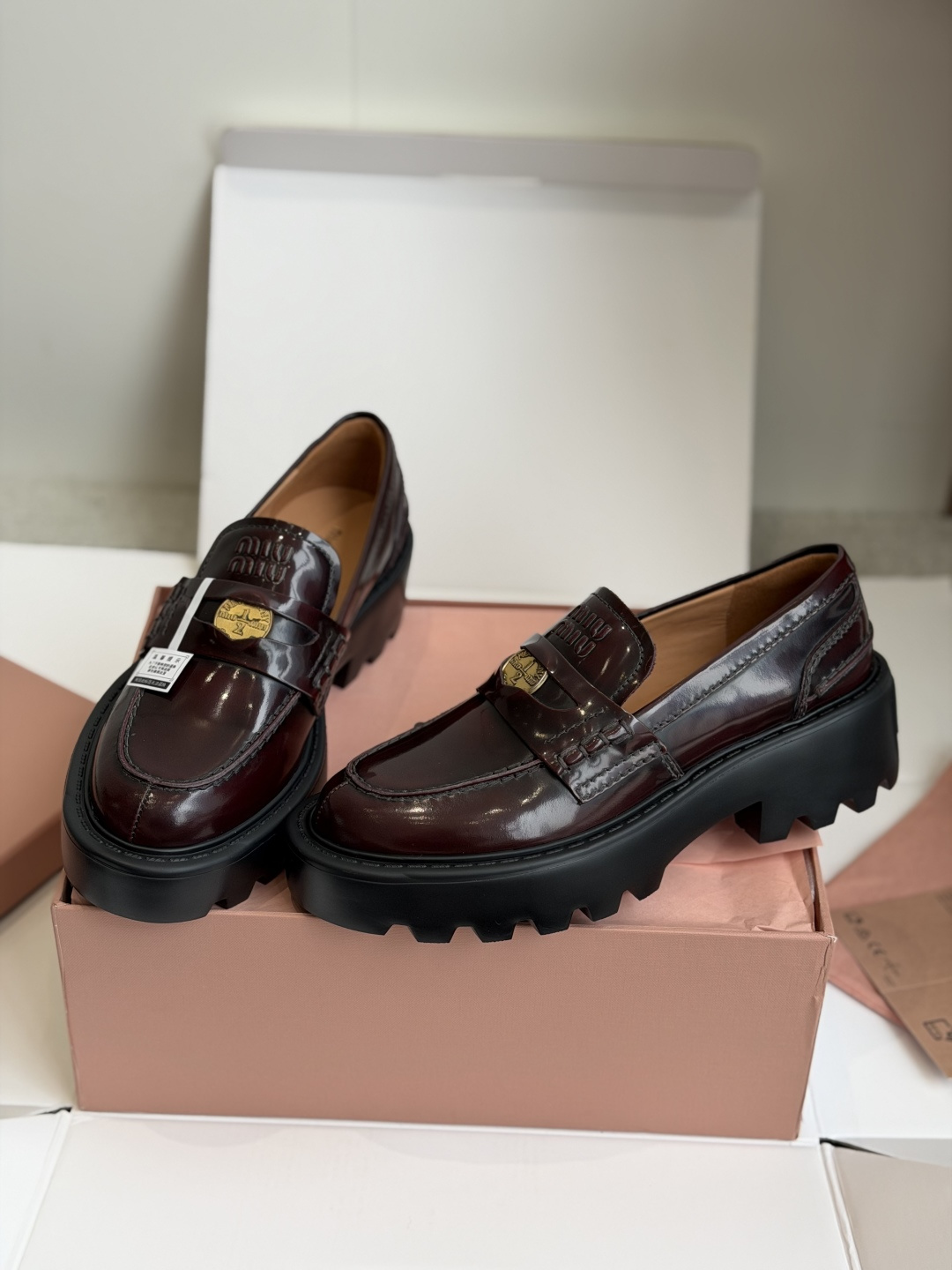 东莞代购级Miu Miu 26ss 一脚蹬 金币 乐福鞋  为你打造纤细大长腿!高级感十足，鞋面中间嵌入