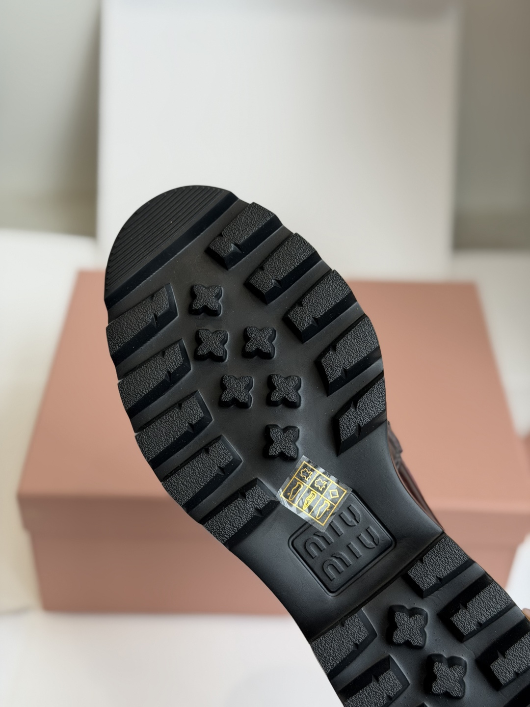 东莞代购级Miu Miu 26ss 一脚蹬 金币 乐福鞋  为你打造纤细大长腿!高级感十足，鞋面中间嵌入
