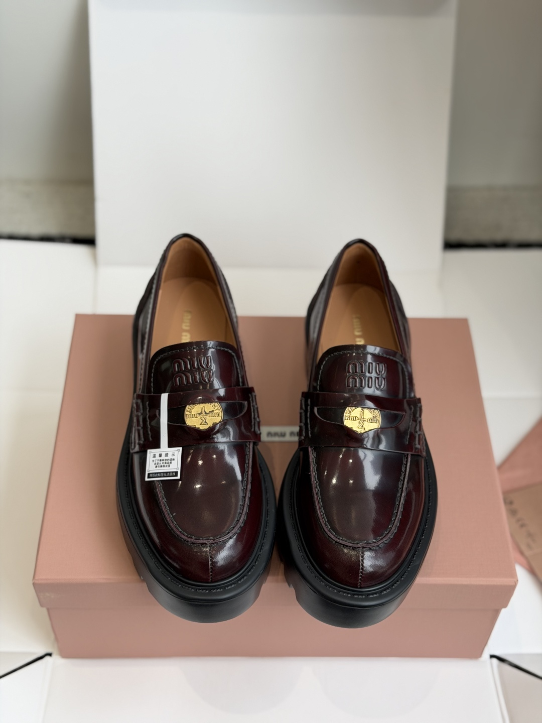 东莞代购级Miu Miu 26ss 一脚蹬 金币 乐福鞋  为你打造纤细大长腿!高级感十足，鞋面中间嵌入