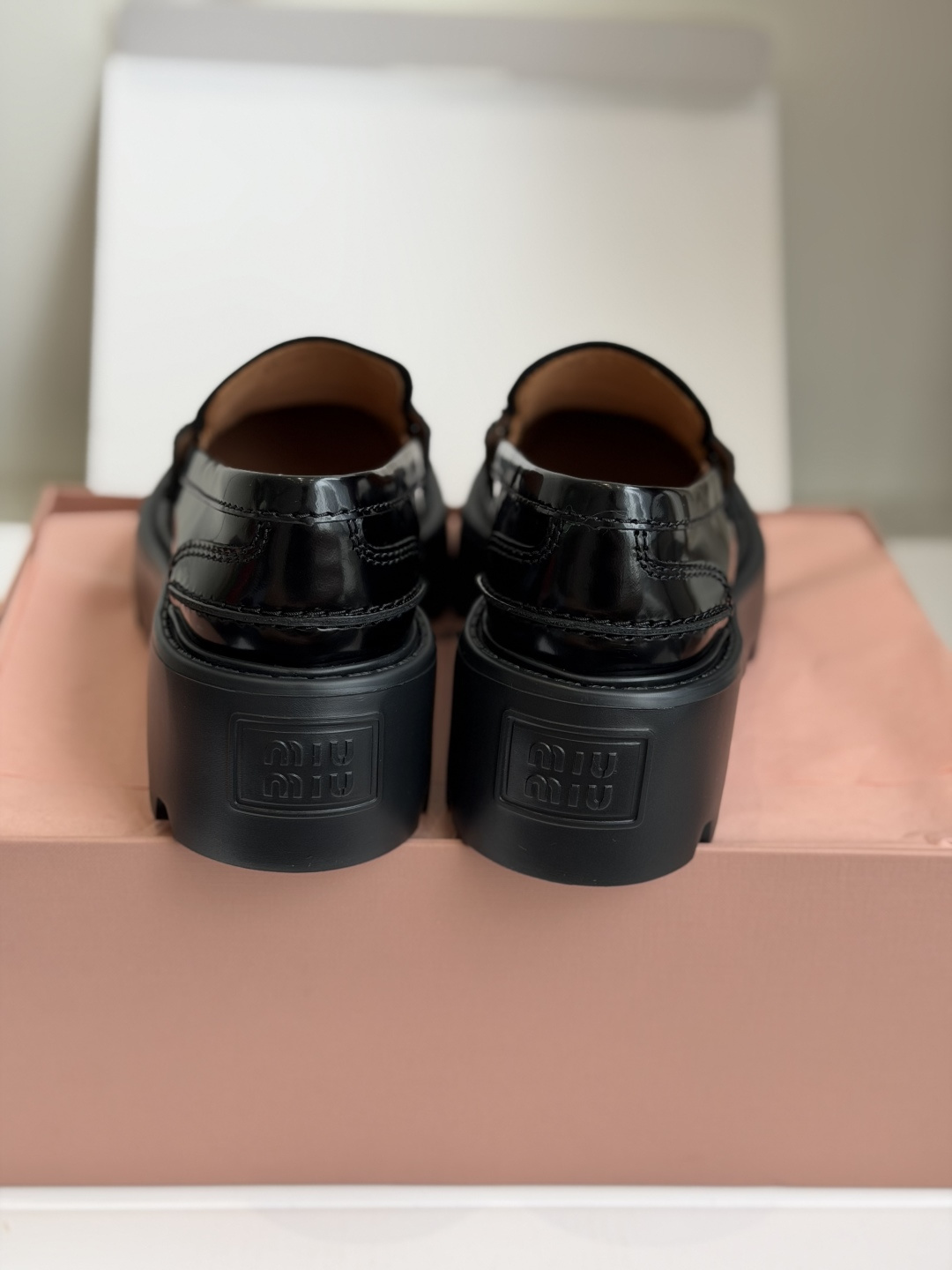 东莞代购级Miu Miu 26ss 一脚蹬 金币 乐福鞋  为你打造纤细大长腿!高级感十足，鞋面中间嵌入