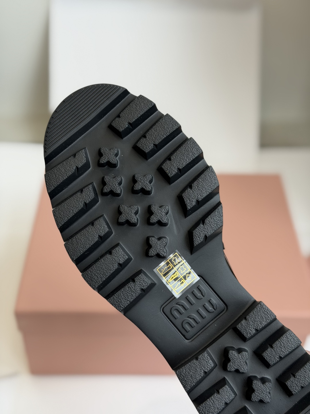 东莞代购级Miu Miu 26ss 一脚蹬 金币 乐福鞋  为你打造纤细大长腿!高级感十足，鞋面中间嵌入