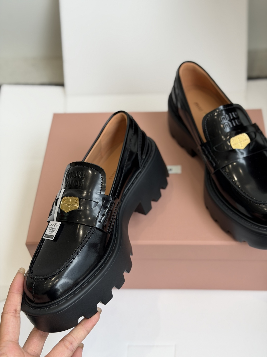 东莞代购级Miu Miu 26ss 一脚蹬 金币 乐福鞋  为你打造纤细大长腿!高级感十足，鞋面中间嵌入