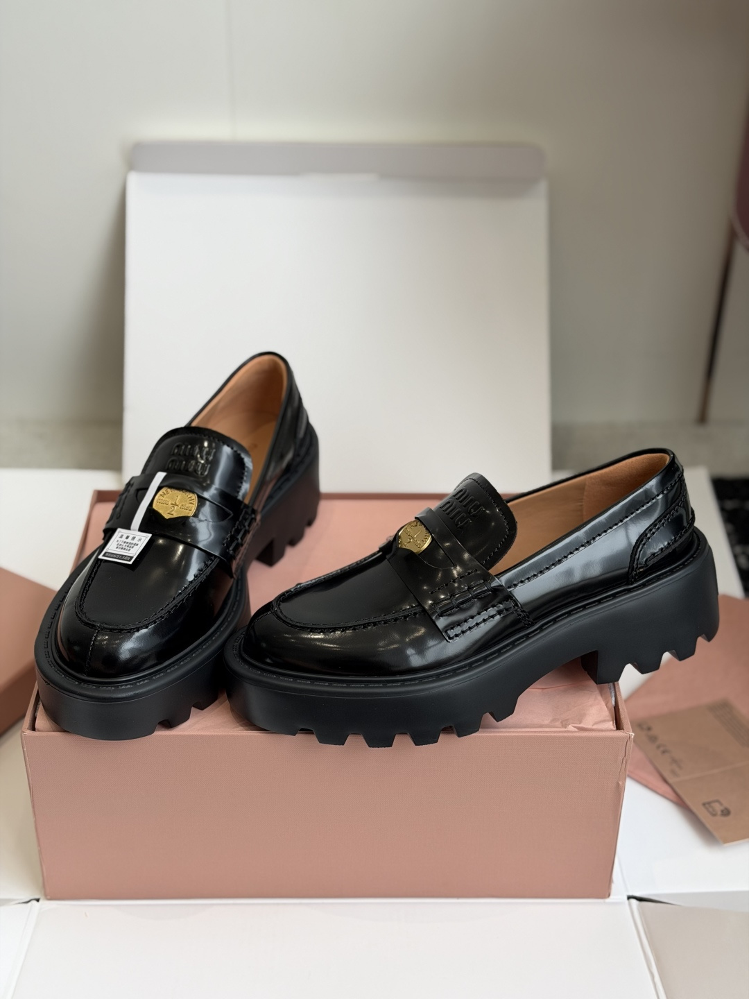 东莞代购级Miu Miu 26ss 一脚蹬 金币 乐福鞋  为你打造纤细大长腿!高级感十足，鞋面中间嵌入