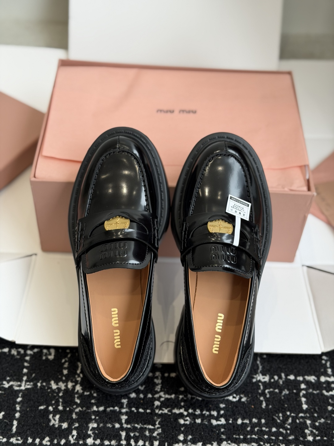 东莞代购级Miu Miu 26ss 一脚蹬 金币 乐福鞋  为你打造纤细大长腿!高级感十足，鞋面中间嵌入