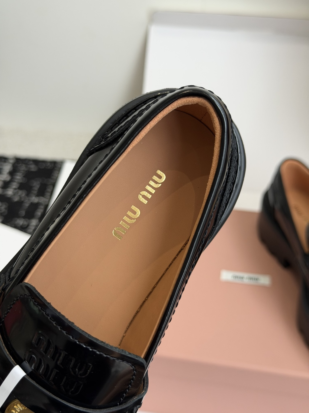 东莞代购级Miu Miu 26ss 一脚蹬 金币 乐福鞋  为你打造纤细大长腿!高级感十足，鞋面中间嵌入