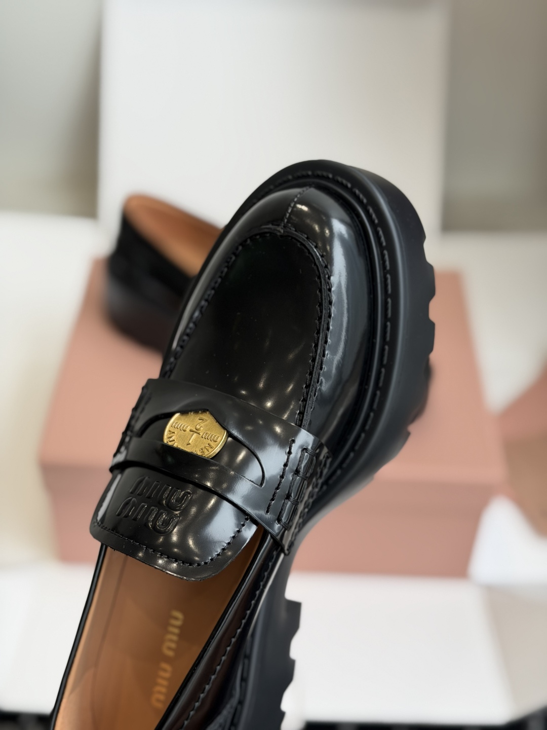 东莞代购级Miu Miu 26ss 一脚蹬 金币 乐福鞋  为你打造纤细大长腿!高级感十足，鞋面中间嵌入
