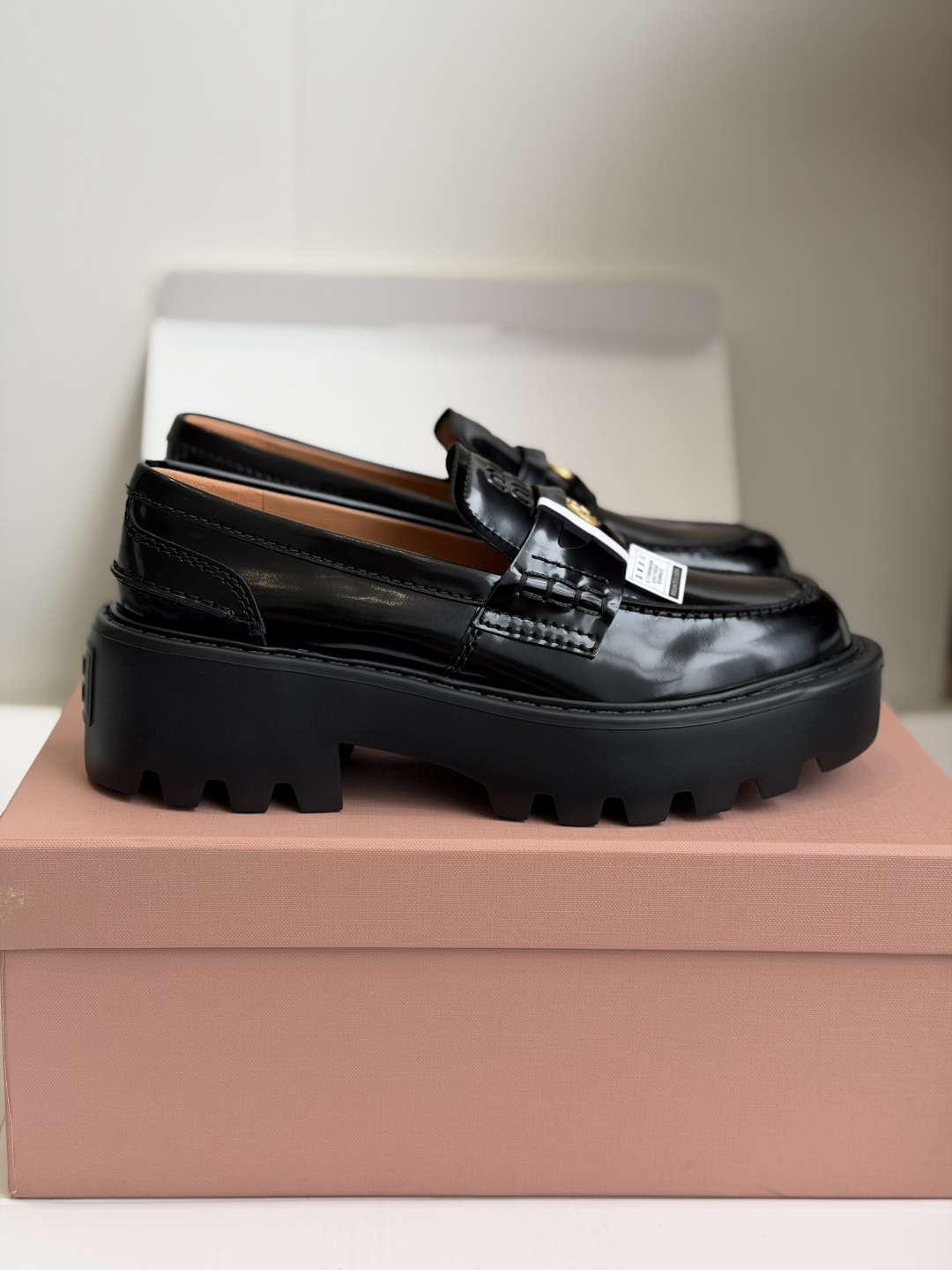 东莞代购级Miu Miu 26ss 一脚蹬 金币 乐福鞋  为你打造纤细大长腿!高级感十足，鞋面中间嵌入