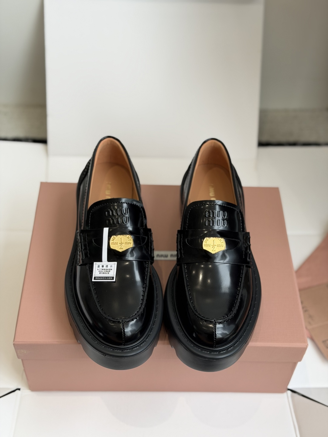 东莞代购级Miu Miu 26ss 一脚蹬 金币 乐福鞋  为你打造纤细大长腿!高级感十足，鞋面中间嵌入