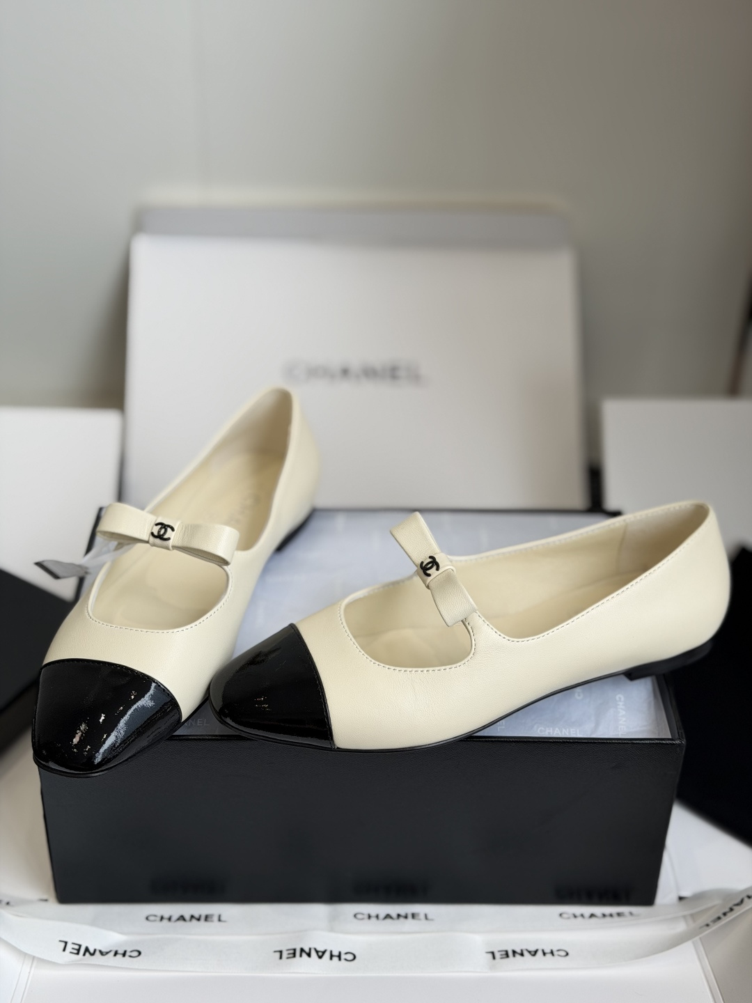 东莞代购级CHANEL小香 26ss 春夏 logo点缀，宛如女神脖子上的项链，上脚包裹性非常好，上脚跟