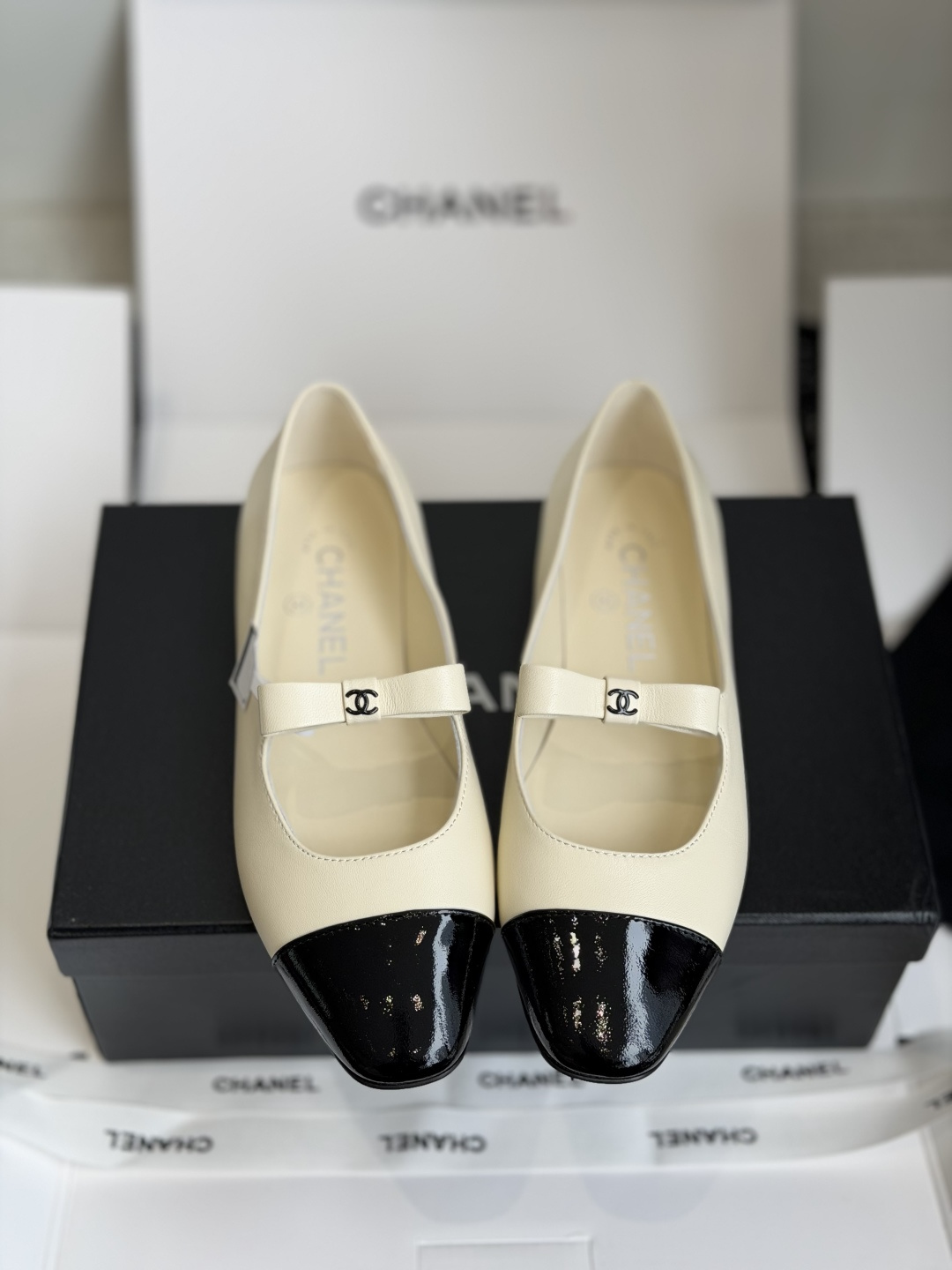 东莞代购级CHANEL小香 26ss 春夏 logo点缀，宛如女神脖子上的项链，上脚包裹性非常好，上脚跟