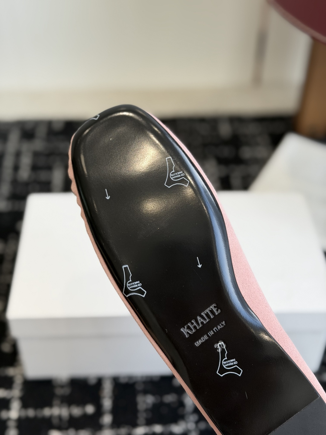 东莞代购级KHAITE 手工铆钉蝴蝶结乐福鞋这是一款非常繁琐复杂的手工鞋，KHAITE 以简约克制的美式
