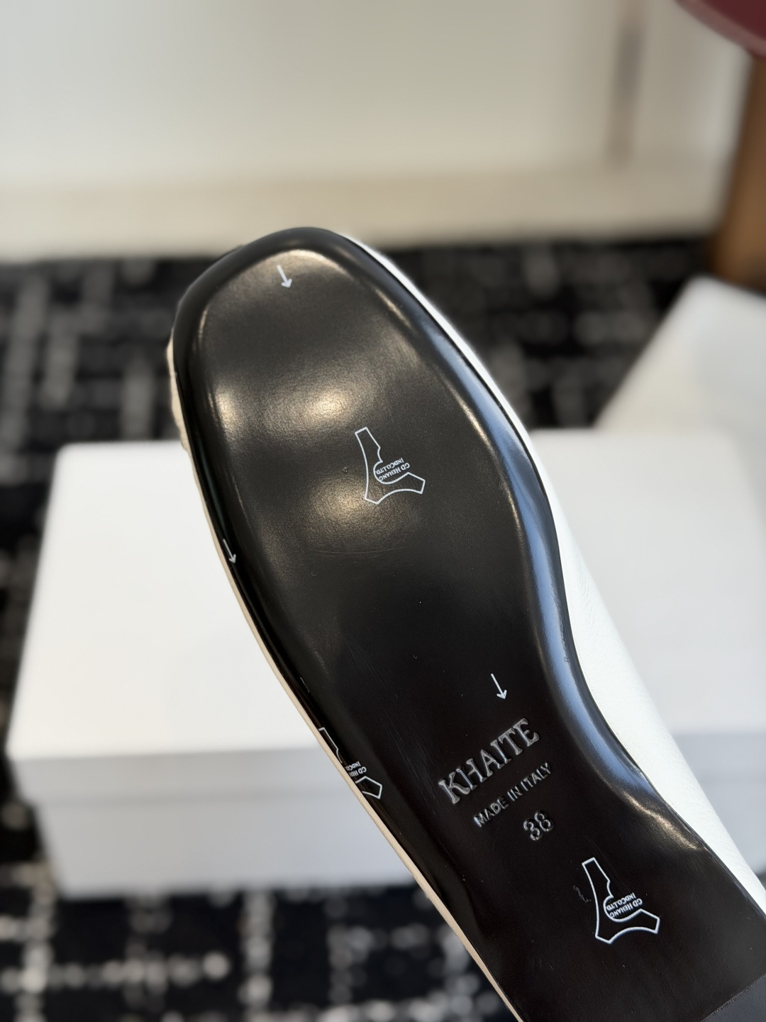 东莞代购级KHAITE 手工铆钉蝴蝶结乐福鞋这是一款非常繁琐复杂的手工鞋，KHAITE 以简约克制的美式